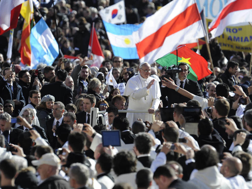 Amtseinfhrung von Papst Franziskus: Die Menschen jubeln Papst Franziskus auf dem Petersplatz zu.