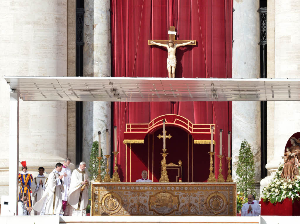 Amtseinfhrung von Papst Franziskus: Die Menschen jubeln Papst Franziskus auf dem Petersplatz zu.