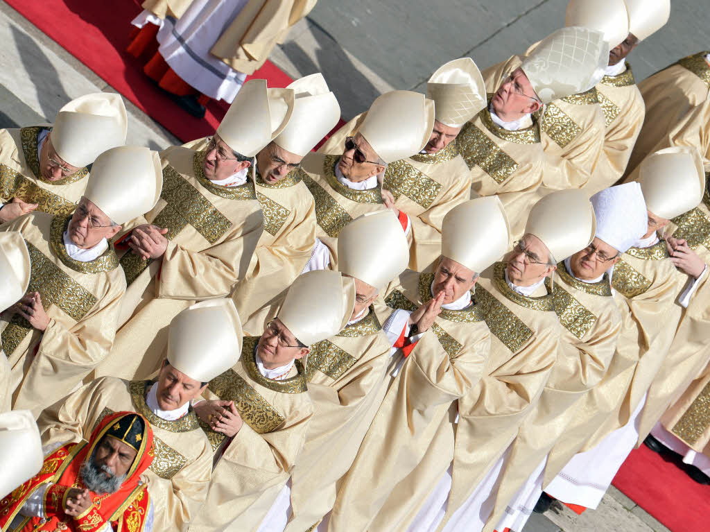 Amtseinfhrung von Papst Franziskus: Die Menschen jubeln Papst Franziskus auf dem Petersplatz zu.