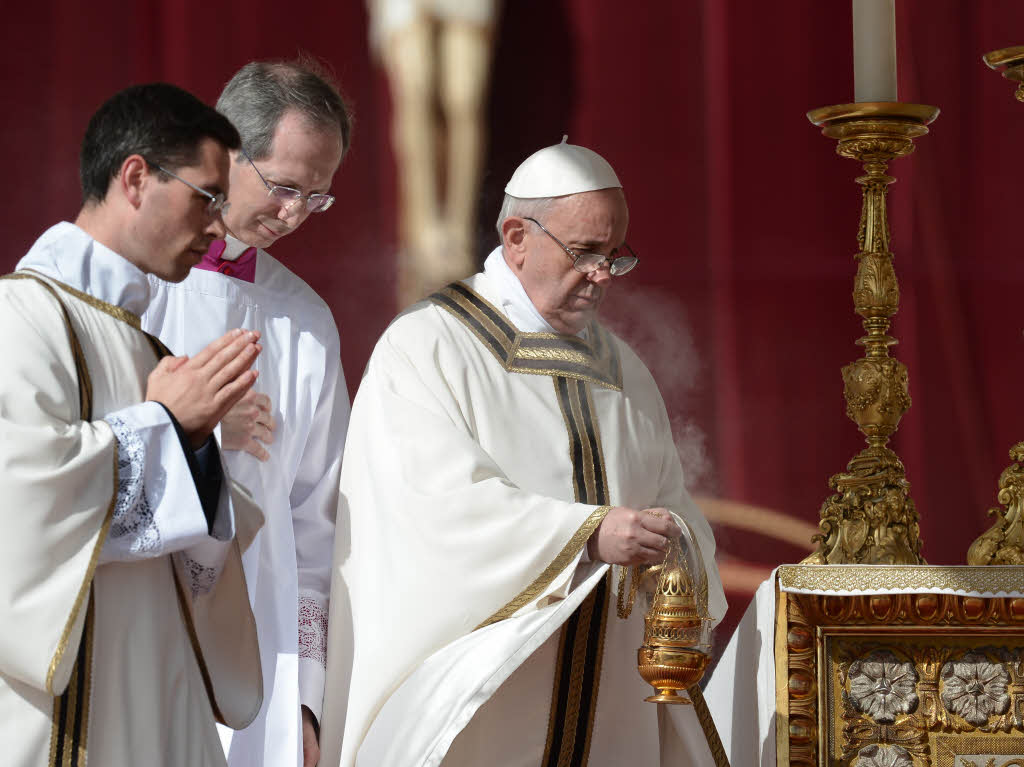 Amtseinfhrung von Papst Franziskus: Die Menschen jubeln Papst Franziskus auf dem Petersplatz zu.