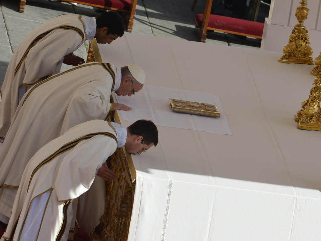 Amtseinfhrung von Papst Franziskus: Die Menschen jubeln Papst Franziskus auf dem Petersplatz zu.