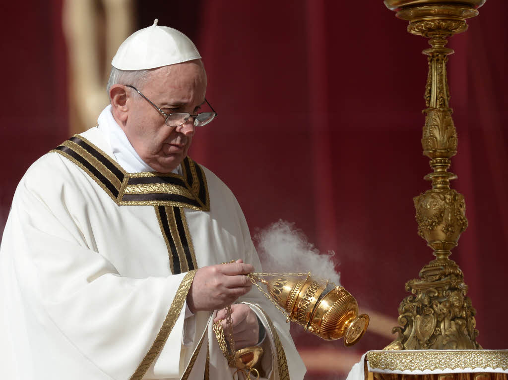 Amtseinfhrung von Papst Franziskus: Die Menschen jubeln Papst Franziskus auf dem Petersplatz zu.