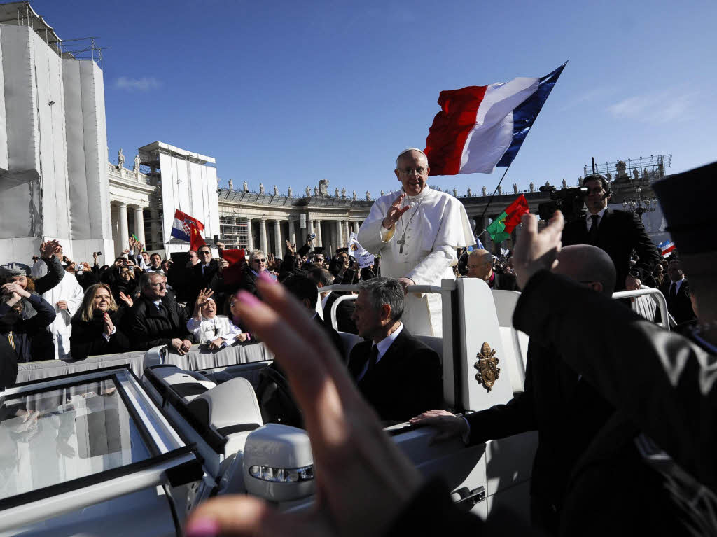 Amtseinfhrung von Papst Franziskus: Die Menschen jubeln Papst Franziskus auf dem Petersplatz zu.