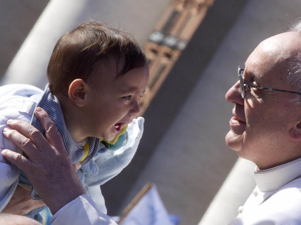 Amtseinfhrung von Papst Franziskus: Die Menschen jubeln Papst Franziskus auf dem Petersplatz zu.