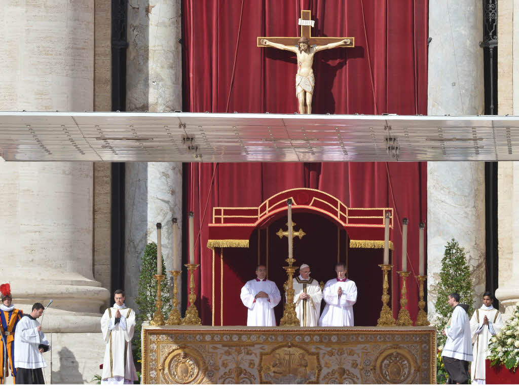 Amtseinfhrung von Papst Franziskus: Die Menschen jubeln Papst Franziskus auf dem Petersplatz zu.