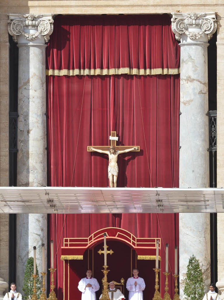 Amtseinfhrung von Papst Franziskus: Die Menschen jubeln Papst Franziskus auf dem Petersplatz zu.