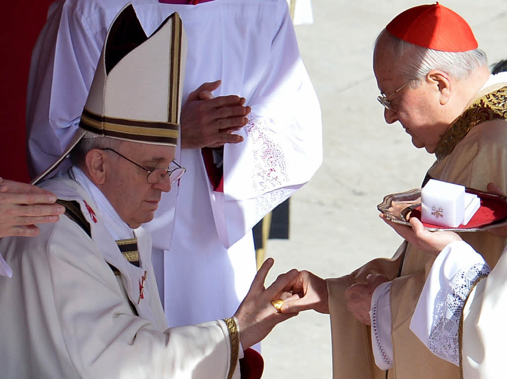 Amtseinfhrung von Papst Franziskus: Die Menschen jubeln Papst Franziskus auf dem Petersplatz zu.