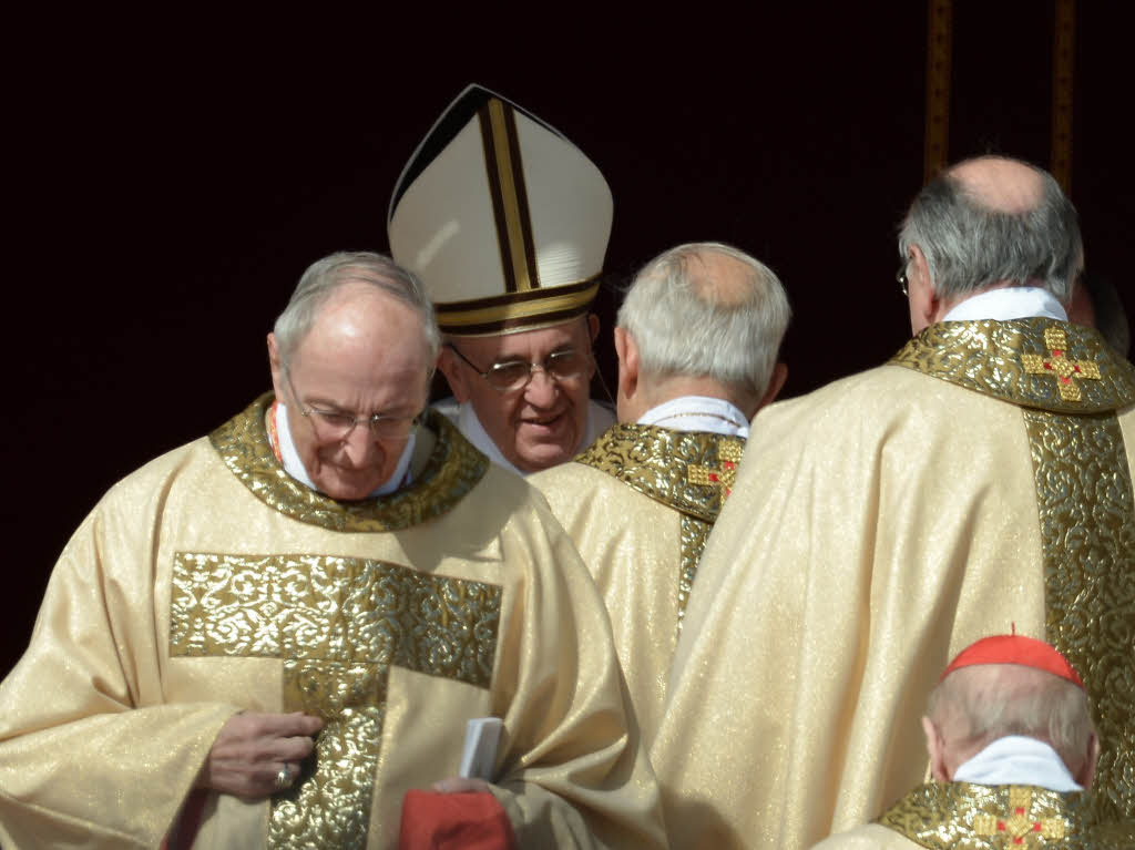 Amtseinfhrung von Papst Franziskus: Die Menschen jubeln Papst Franziskus auf dem Petersplatz zu.