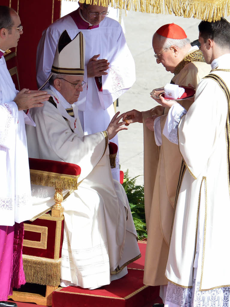 Amtseinfhrung von Papst Franziskus: Die Menschen jubeln Papst Franziskus auf dem Petersplatz zu.