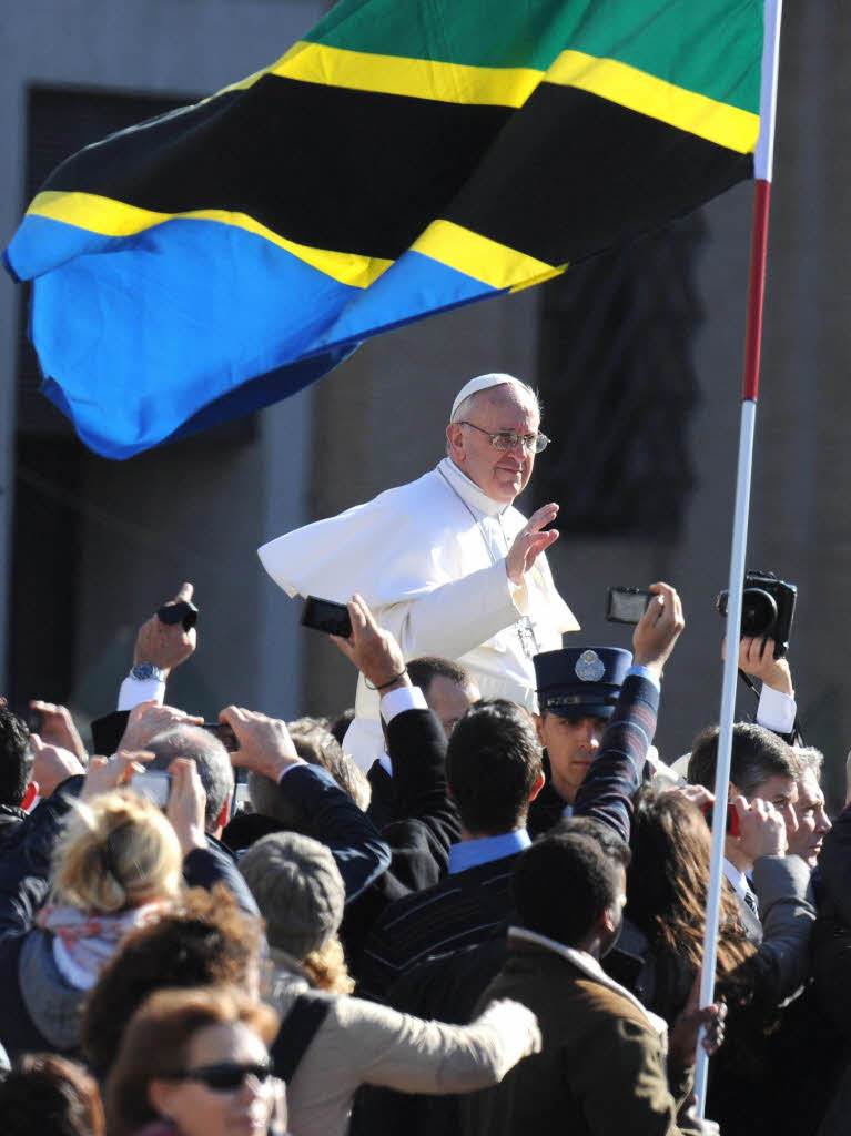 Amtseinfhrung von Papst Franziskus: Die Menschen jubeln Papst Franziskus auf dem Petersplatz zu.