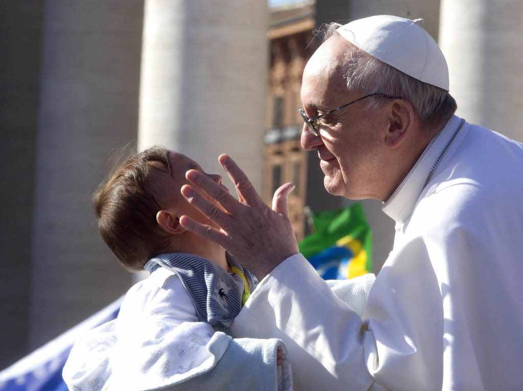 Amtseinfhrung von Papst Franziskus: Die Menschen jubeln Papst Franziskus auf dem Petersplatz zu.