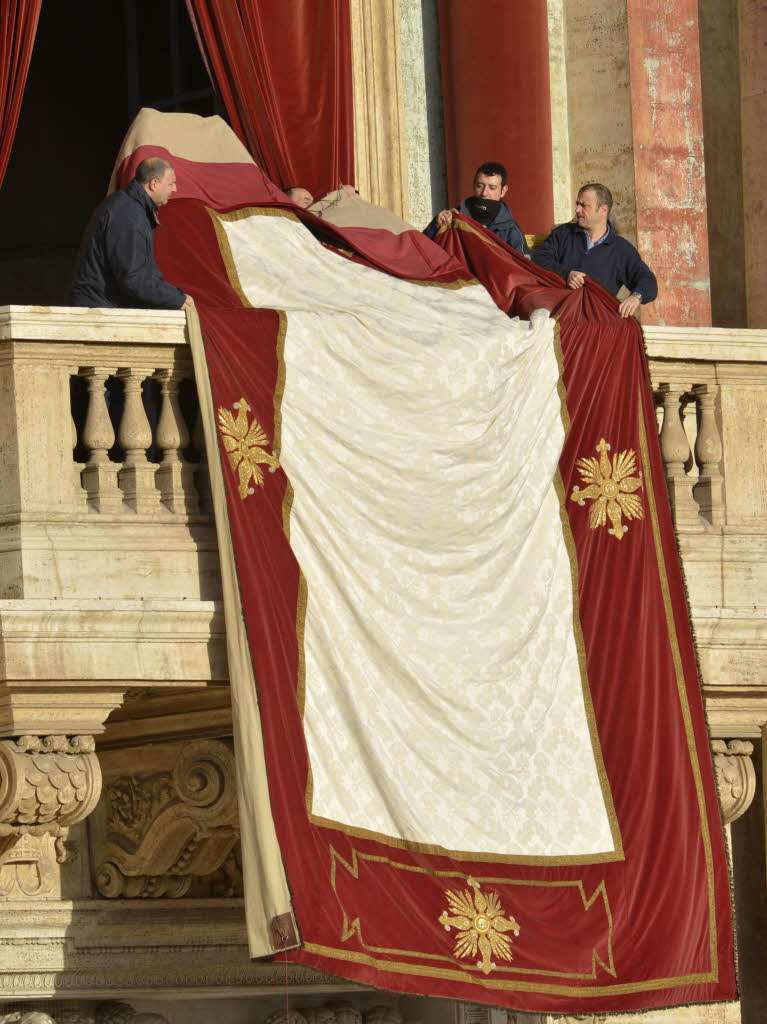 Amtseinfhrung von Papst Franziskus: Die Menschen jubeln Papst Franziskus auf dem Petersplatz zu.