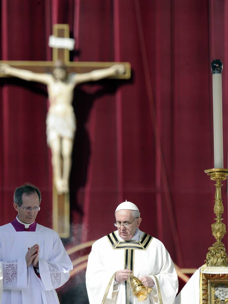 Amtseinfhrung von Papst Franziskus: Die Menschen jubeln Papst Franziskus auf dem Petersplatz zu.