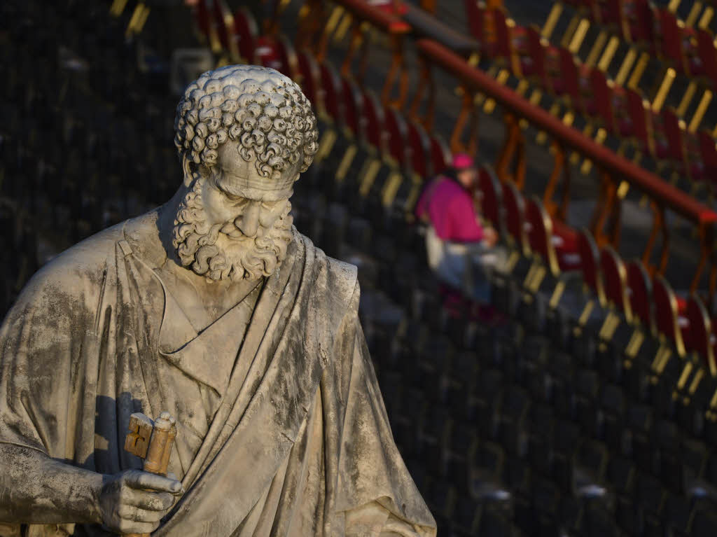 Amtseinfhrung von Papst Franziskus: Die Menschen jubeln Papst Franziskus auf dem Petersplatz zu.