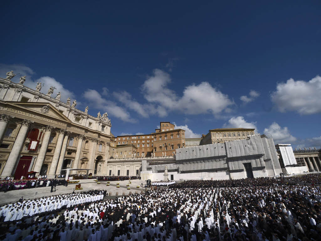 Amtseinfhrung von Papst Franziskus: Die Menschen jubeln Papst Franziskus auf dem Petersplatz zu.