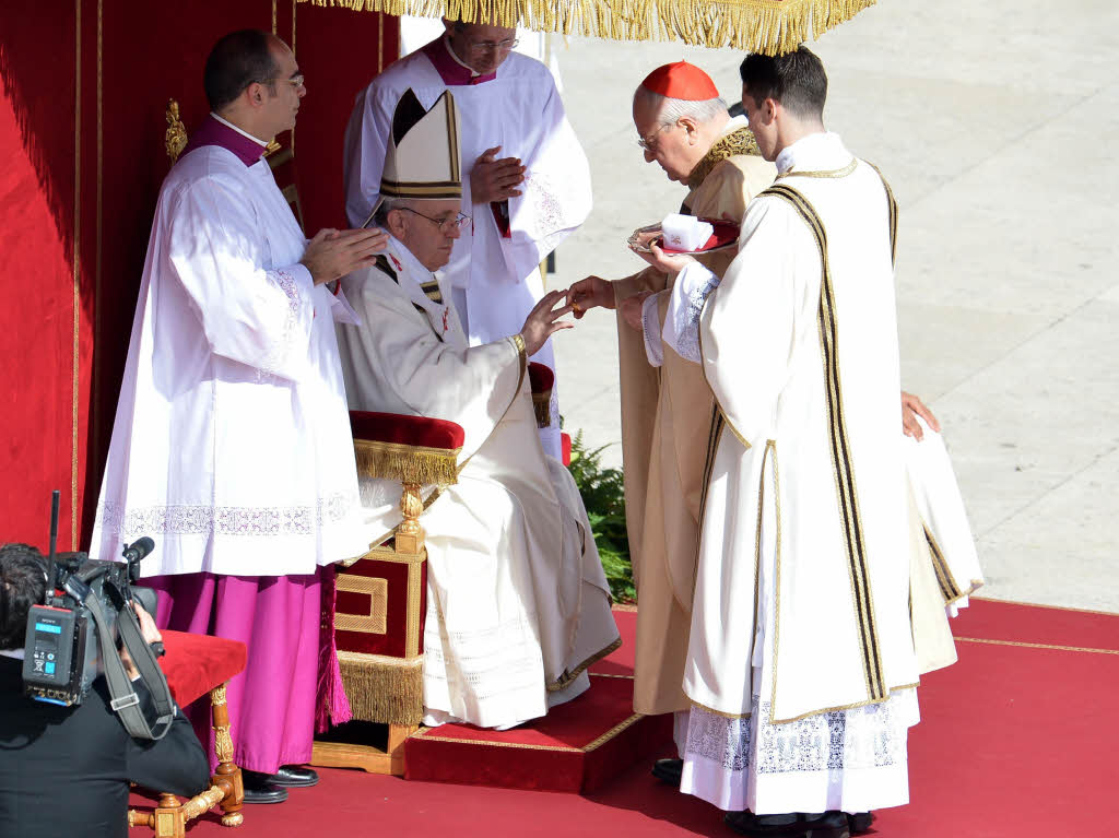 Amtseinfhrung von Papst Franziskus: Die Menschen jubeln Papst Franziskus auf dem Petersplatz zu.