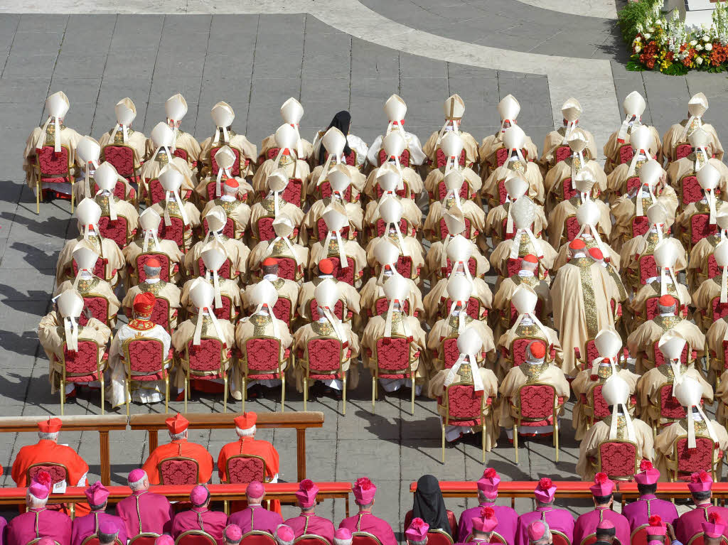 Amtseinfhrung von Papst Franziskus: Die Menschen jubeln Papst Franziskus auf dem Petersplatz zu.