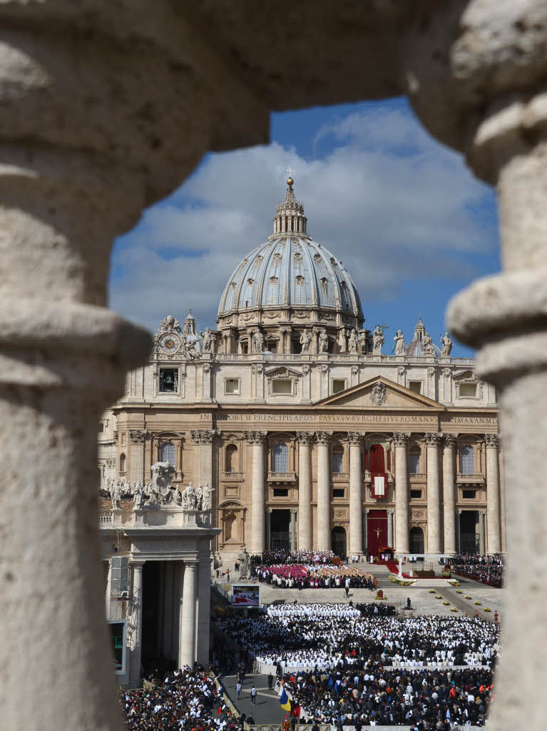 Amtseinfhrung von Papst Franziskus: Die Menschen jubeln Papst Franziskus auf dem Petersplatz zu.