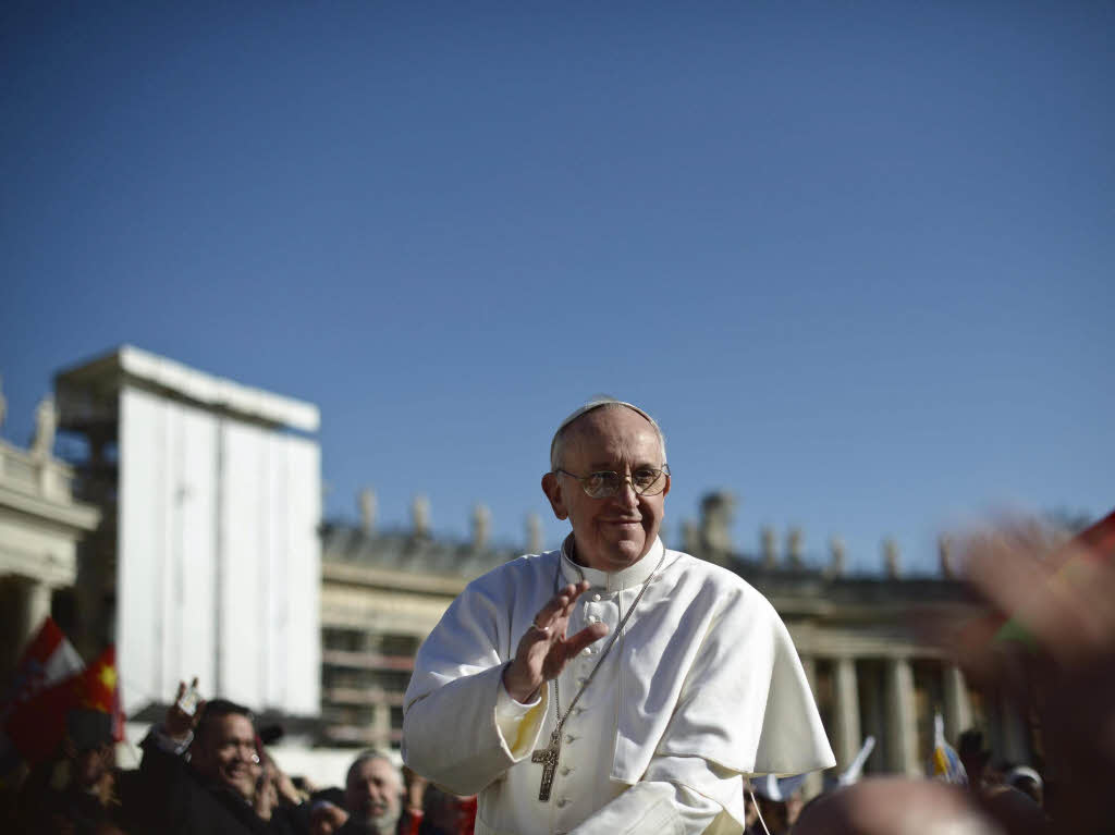 Amtseinfhrung von Papst Franziskus: Die Menschen jubeln Papst Franziskus auf dem Petersplatz zu.