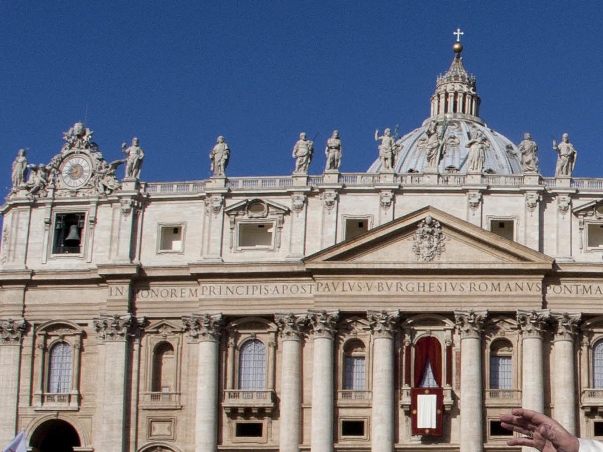 Amtseinfhrung von Papst Franziskus: Die Menschen jubeln Papst Franziskus auf dem Petersplatz zu.