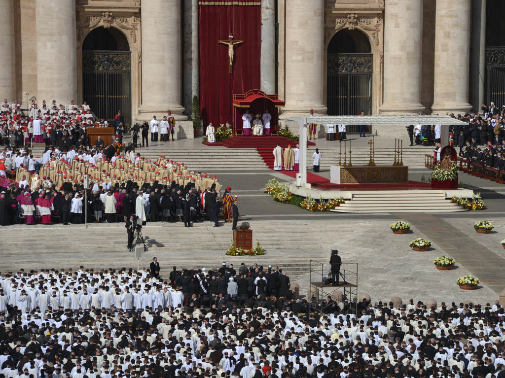 Amtseinfhrung von Papst Franziskus: Die Menschen jubeln Papst Franziskus auf dem Petersplatz zu.