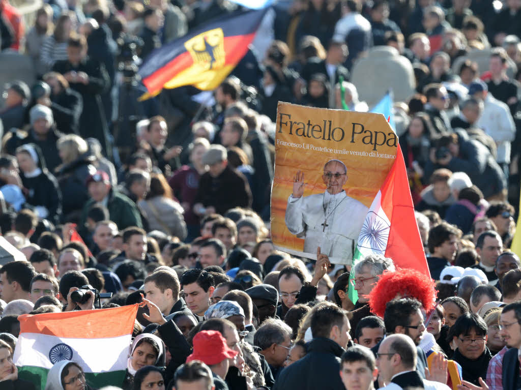 Amtseinfhrung von Papst Franziskus: Die Menschen jubeln Papst Franziskus auf dem Petersplatz zu.