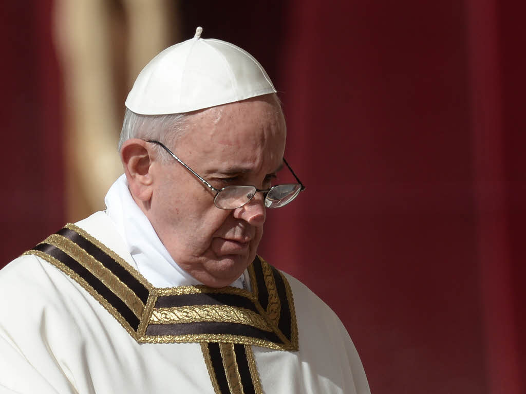 Amtseinfhrung von Papst Franziskus: Die Menschen jubeln Papst Franziskus auf dem Petersplatz zu.