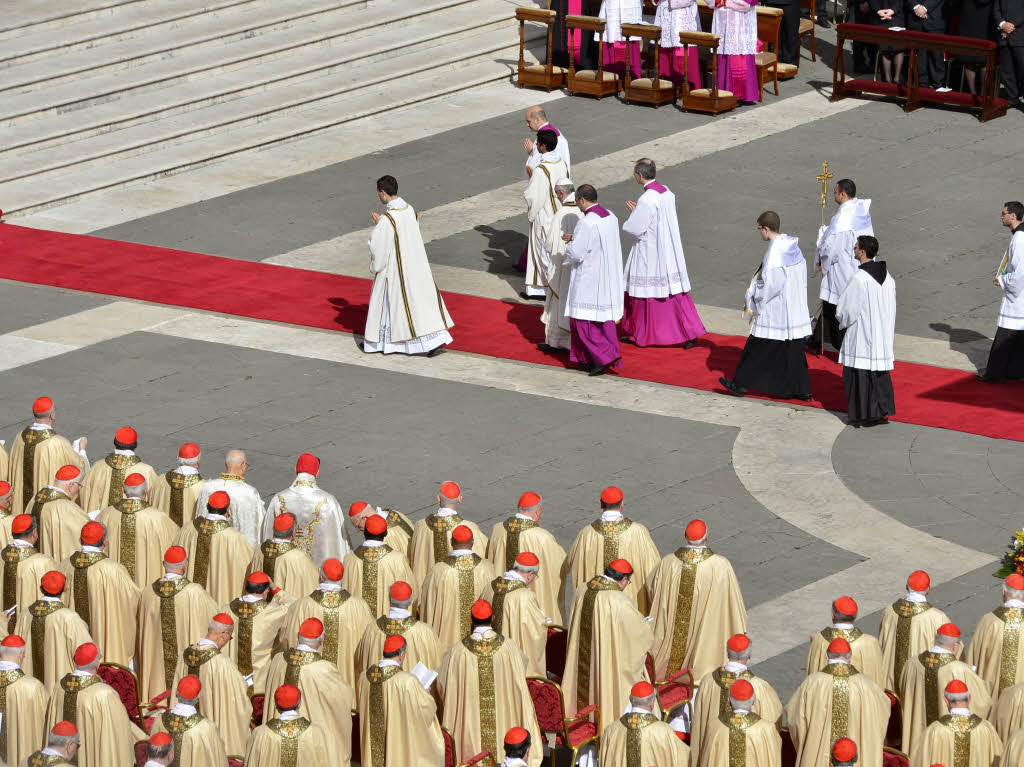 Amtseinfhrung von Papst Franziskus: Die Menschen jubeln Papst Franziskus auf dem Petersplatz zu.