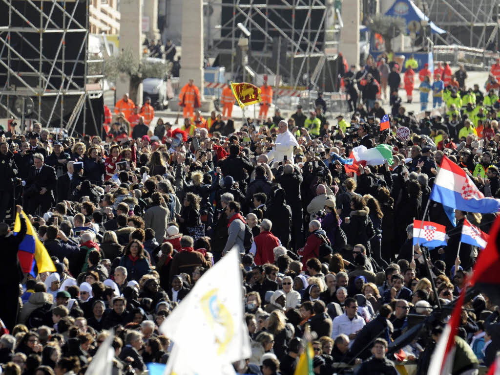 Amtseinfhrung von Papst Franziskus: Die Menschen jubeln Papst Franziskus auf dem Petersplatz zu.