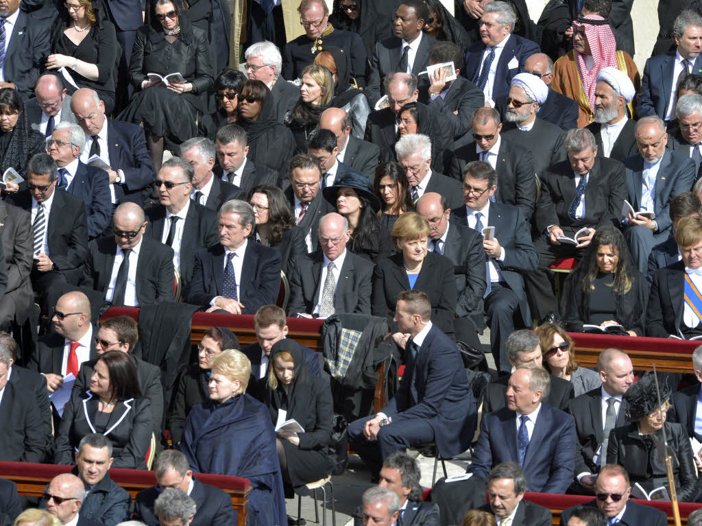 Amtseinfhrung von Papst Franziskus: Die Menschen jubeln Papst Franziskus auf dem Petersplatz zu.