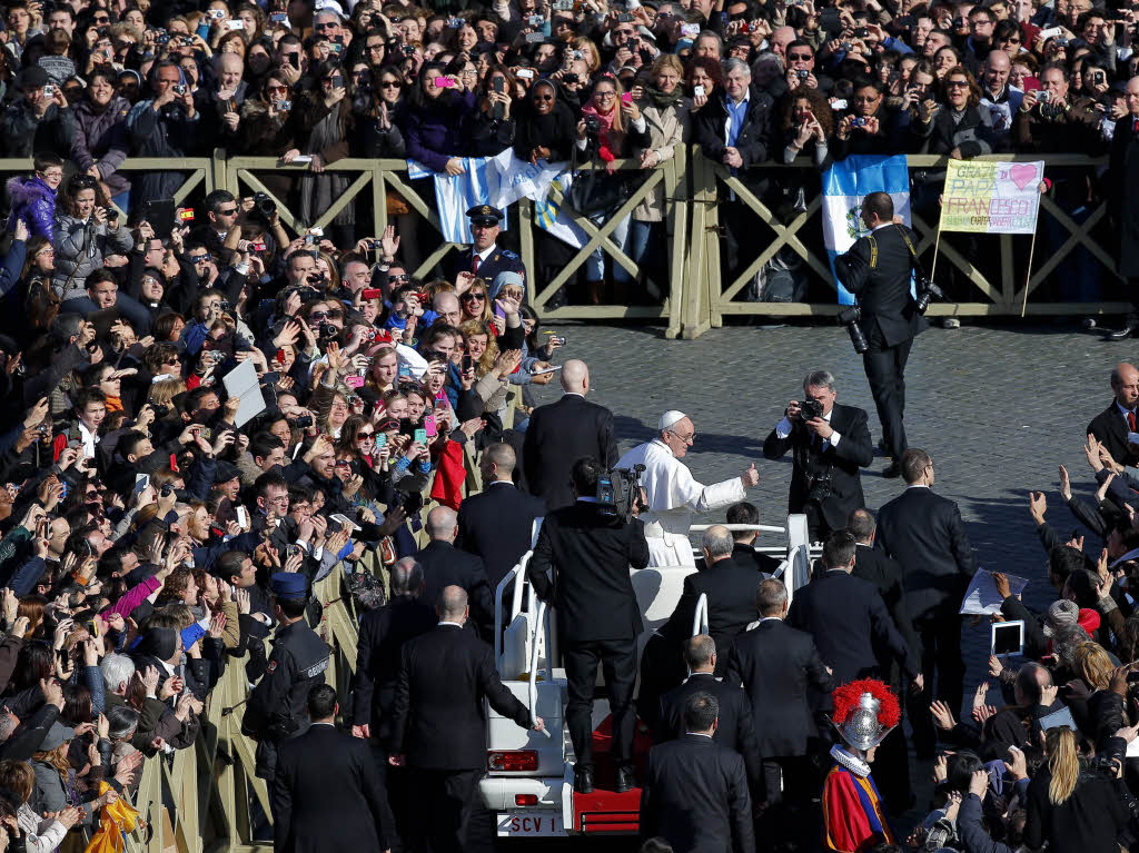 Amtseinfhrung von Papst Franziskus: Die Menschen jubeln Papst Franziskus auf dem Petersplatz zu.