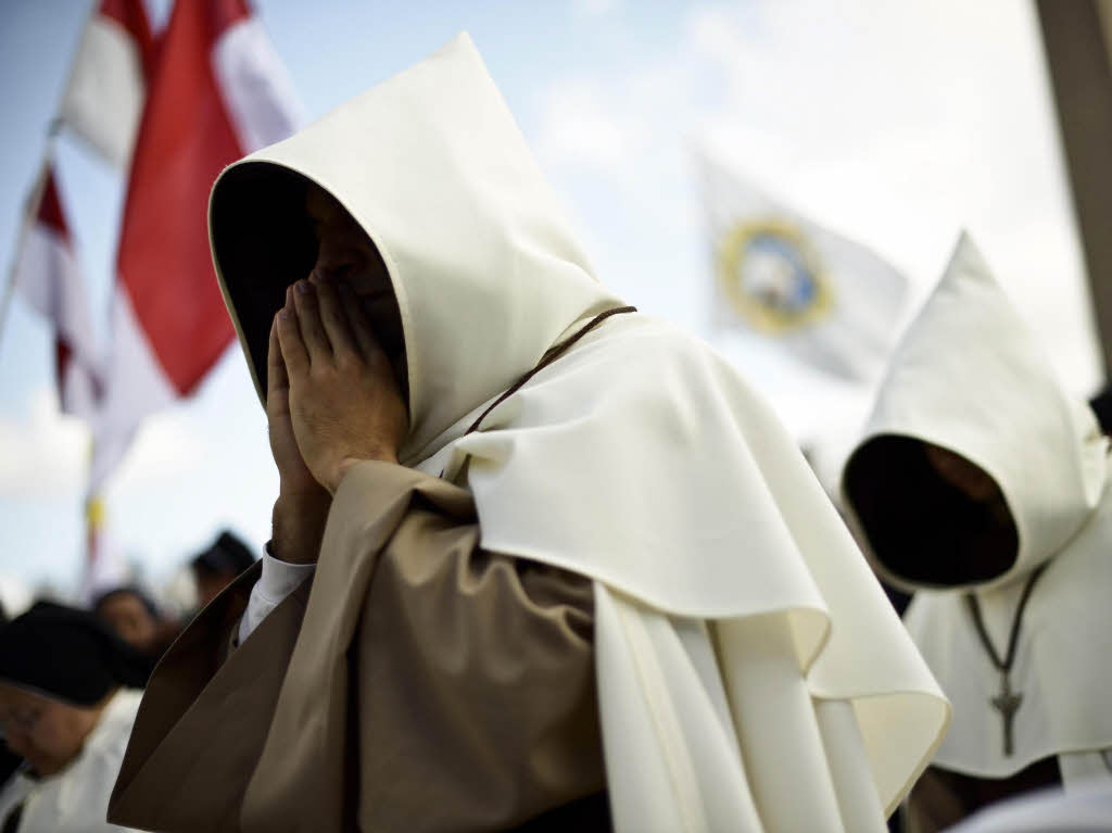 Amtseinfhrung von Papst Franziskus: Die Menschen jubeln Papst Franziskus auf dem Petersplatz zu.