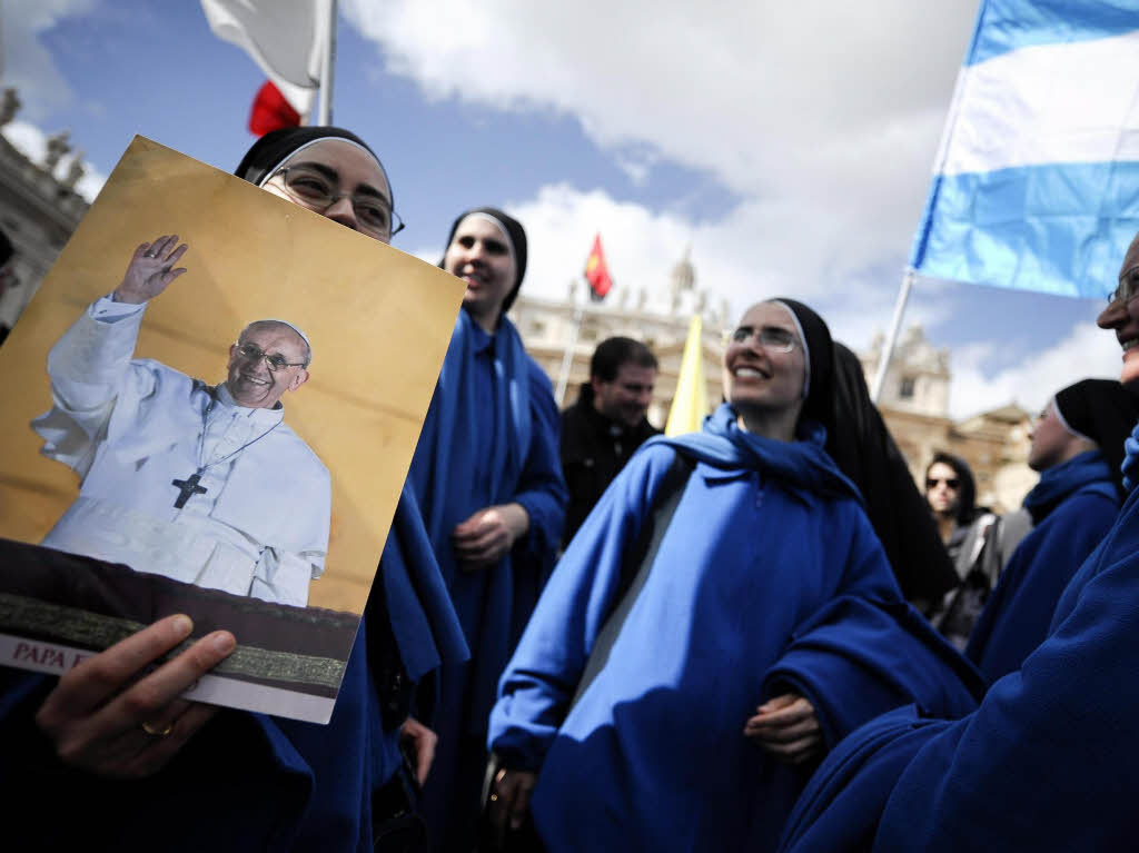 Amtseinfhrung von Papst Franziskus: Die Menschen jubeln Papst Franziskus auf dem Petersplatz zu.