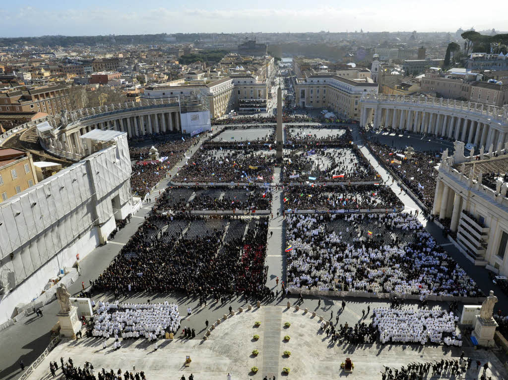 Amtseinfhrung von Papst Franziskus: Die Menschen jubeln Papst Franziskus auf dem Petersplatz zu.