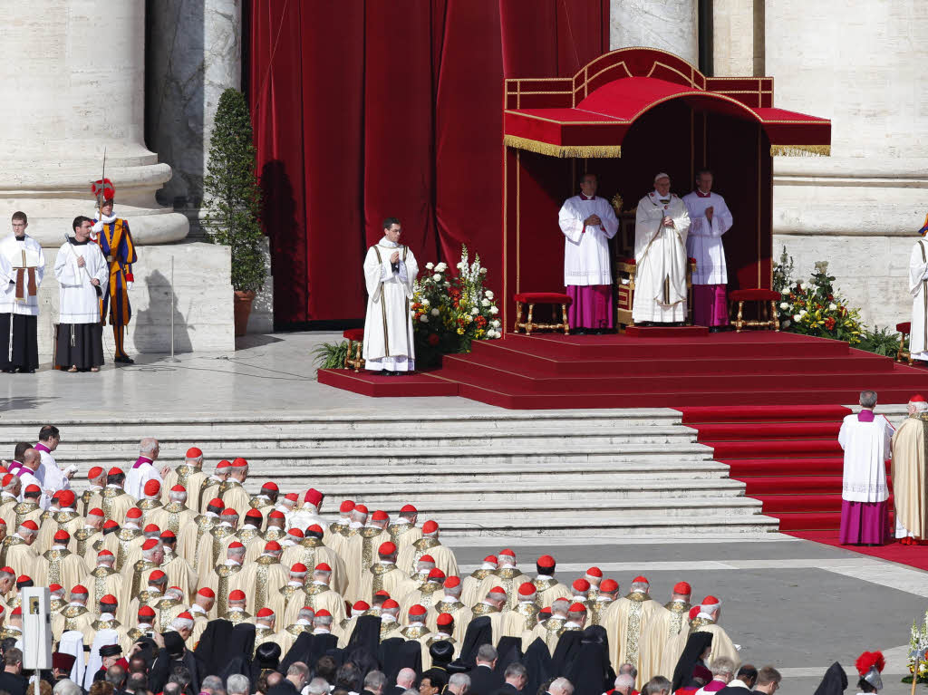 Amtseinfhrung von Papst Franziskus: Die Menschen jubeln Papst Franziskus auf dem Petersplatz zu.