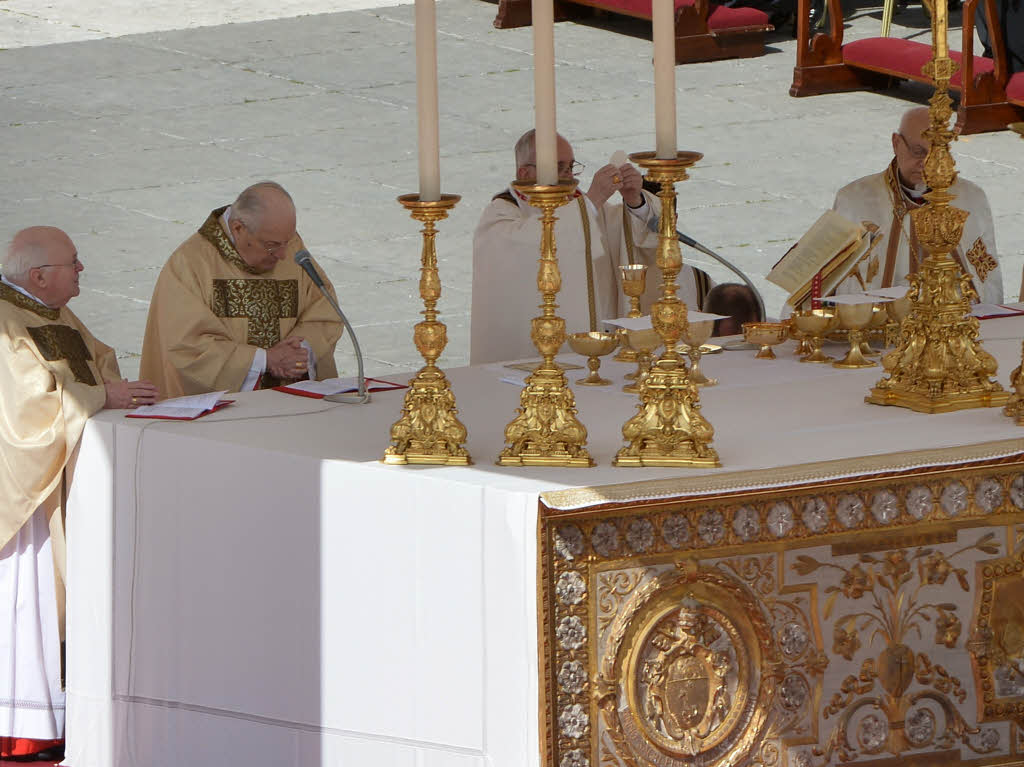 Amtseinfhrung von Papst Franziskus: Die Menschen jubeln Papst Franziskus auf dem Petersplatz zu.