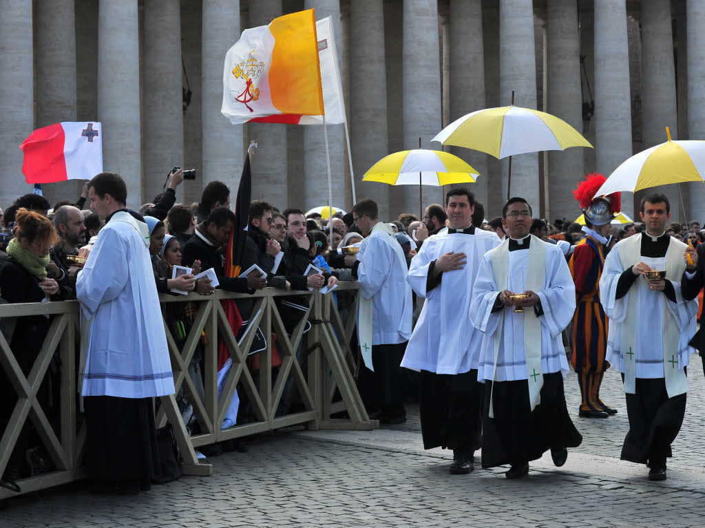 Amtseinfhrung von Papst Franziskus: Die Menschen jubeln Papst Franziskus auf dem Petersplatz zu.