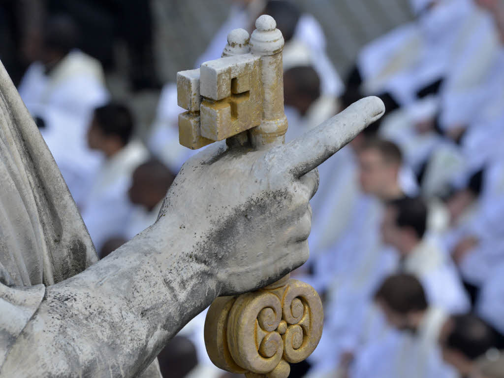 Amtseinfhrung von Papst Franziskus: Die Menschen jubeln Papst Franziskus auf dem Petersplatz zu.