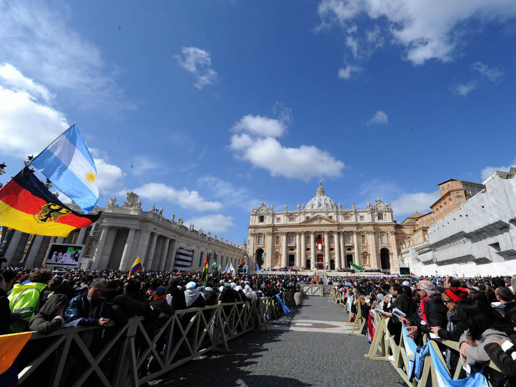 Amtseinfhrung von Papst Franziskus: Die Menschen jubeln Papst Franziskus auf dem Petersplatz zu.