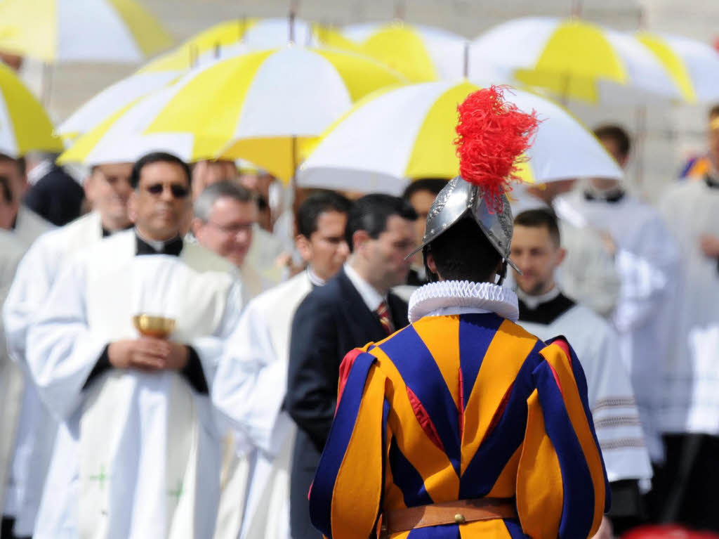 Amtseinfhrung von Papst Franziskus: Die Menschen jubeln Papst Franziskus auf dem Petersplatz zu.