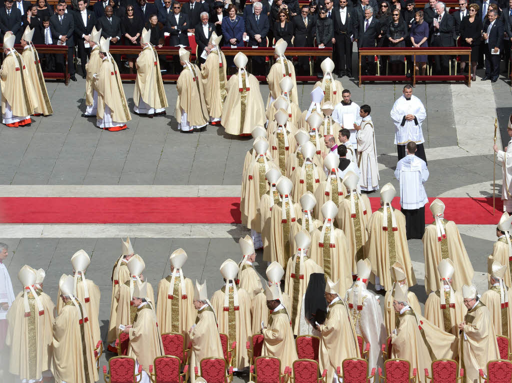 Amtseinfhrung von Papst Franziskus: Die Menschen jubeln Papst Franziskus auf dem Petersplatz zu.