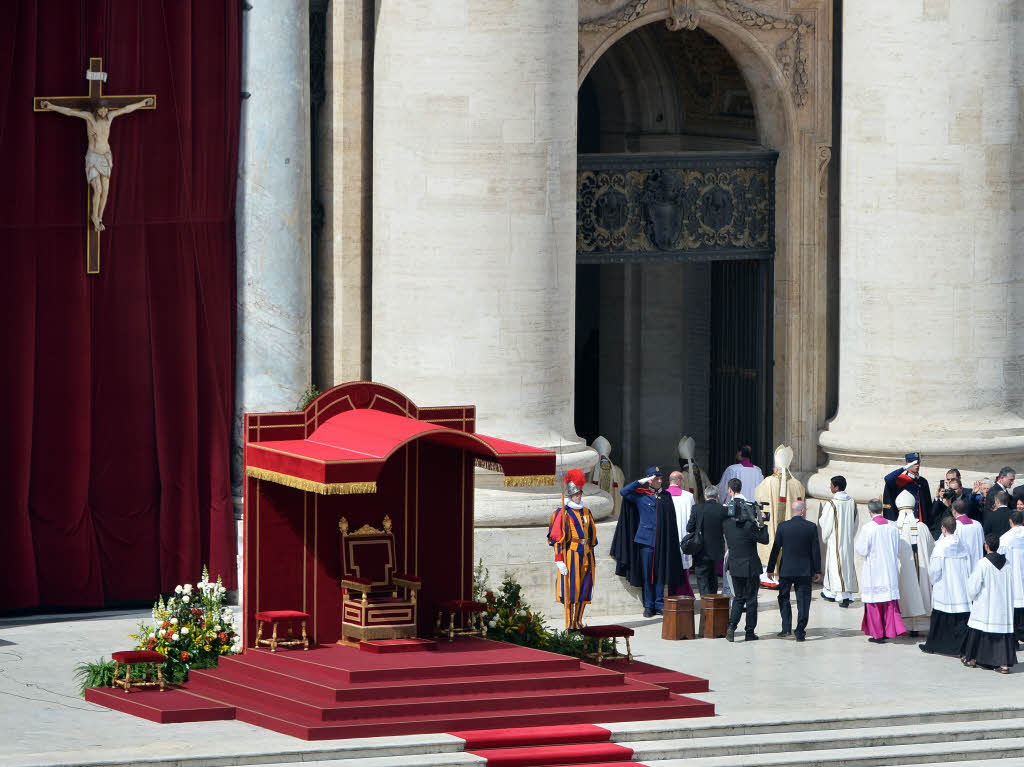 Amtseinfhrung von Papst Franziskus: Die Menschen jubeln Papst Franziskus auf dem Petersplatz zu.