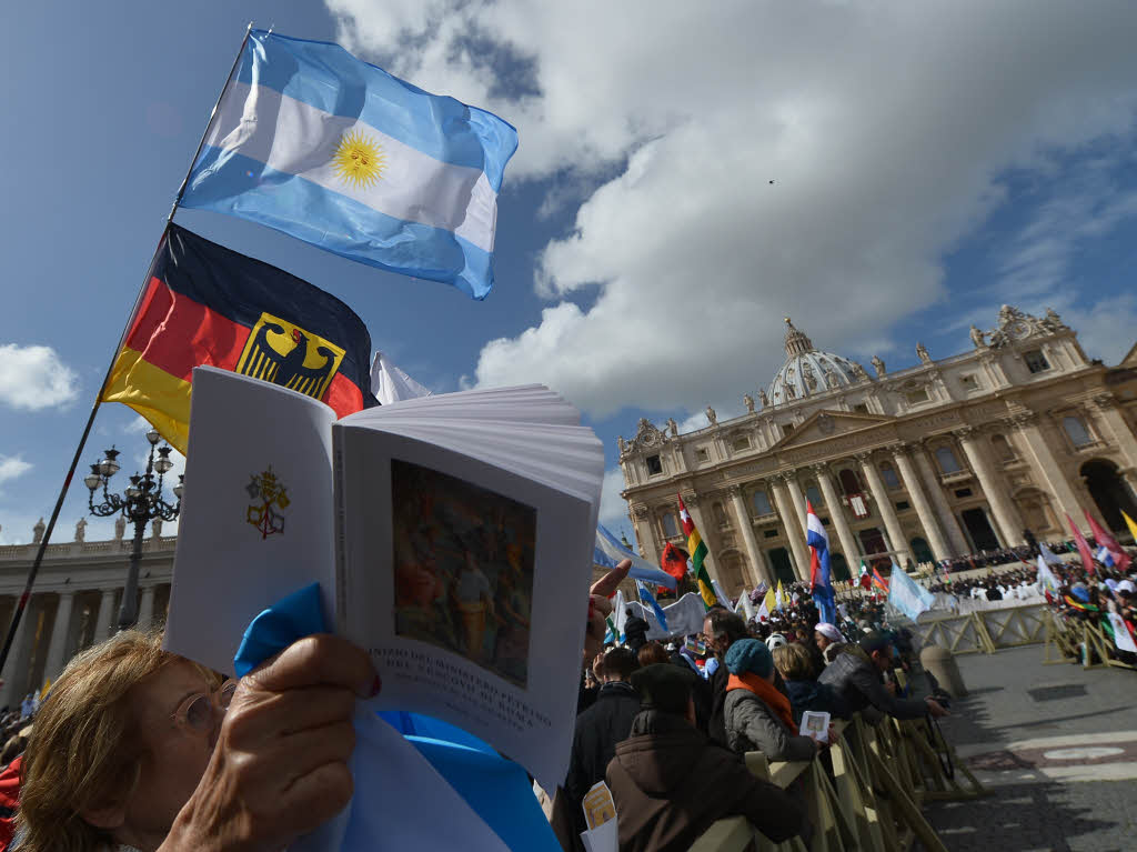 Amtseinfhrung von Papst Franziskus: Die Menschen jubeln Papst Franziskus auf dem Petersplatz zu.