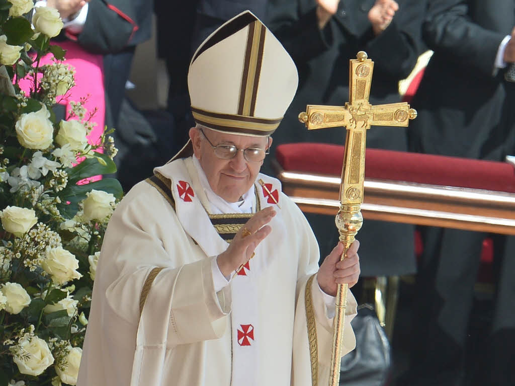 Amtseinfhrung von Papst Franziskus: Die Menschen jubeln Papst Franziskus auf dem Petersplatz zu.