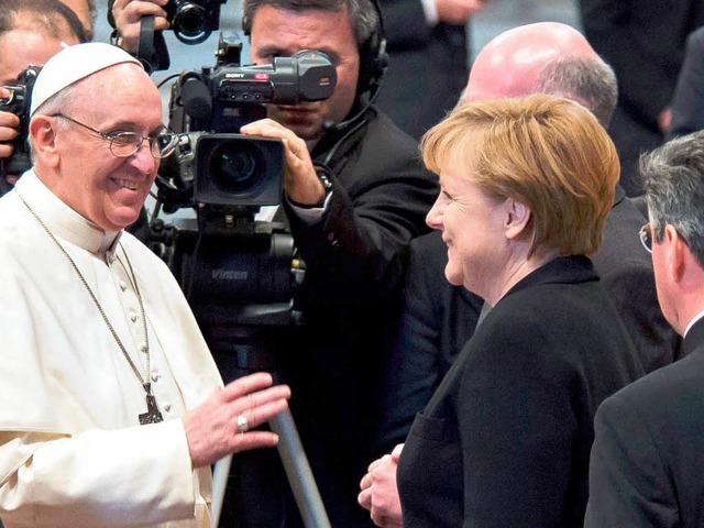 Fr alle, die es noch nicht wissen sol... sieht er aus, der neue Papst (links).  | Foto: dpa