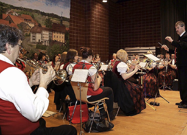 Der MV Grafenhausen unter Leitung von ...ng musikalisch mit passenden Mrschen.  | Foto: Marion Pfordt