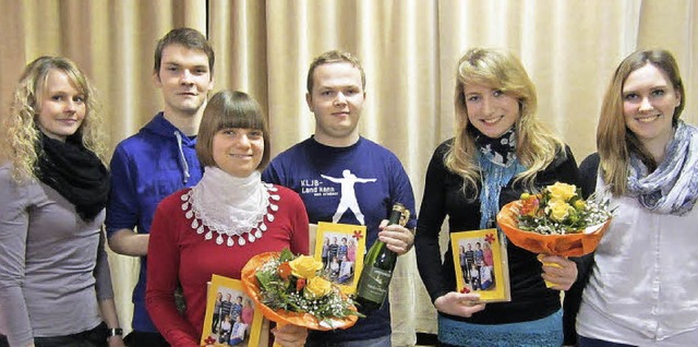 Flankiert von Michaela Hensle und Lisa...)  in der KLJB Nordweil verabschiedet.  | Foto: Merz