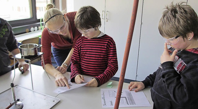 Beim Tag der offenen Tr gab es allerh... Fnftklssler Karamellbonbons her.     | Foto: Schule