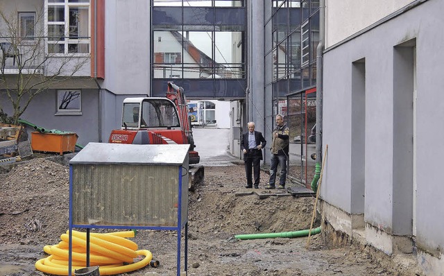 Bauherr und Bauunternehmer im Innenhof...r derzeit eine einzige Baustelle ist.   | Foto: Kurt Meier