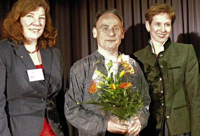 Gudrun Schemel, Clemens Schaub und  Landrtin Marion Dammann   | Foto: Britta Wieschenkmper